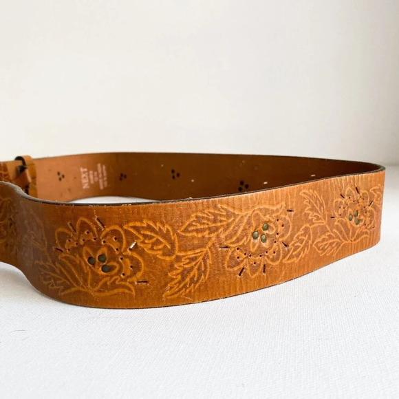 NEXT Wide Leather Floral Handtooled  Oval Buckle Belt - Picture 3 of 7